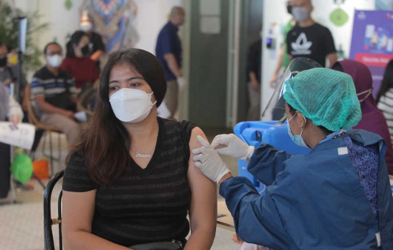 Karyawan  mendapatkan vaksin COVID-19 dalam acara Program Vaksinasi Gotong Royong untuk karyawan dan keluarganya di Jakarta,