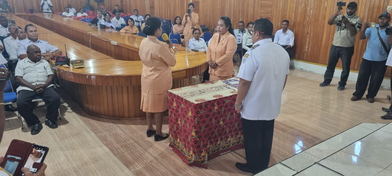 Serah terima jabatan Ketua Dharma Wanita Persatuan Kabupaten Nabire yang lama kepada Ketua Dharma Wanita Persatuan Kabupaten Nabire. Foto: Dinkominfo Nabire