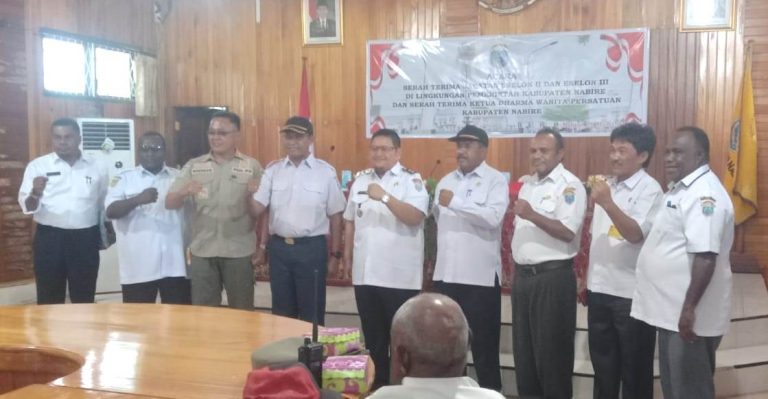 Foto bersama usai serah terima jabatan (Sertijab) Sekretaris Daerah (Sekda Nabire) dan sejumlah pejabat Eselon II dan Eselon III di Aula Sekretariat Daerah Kabupaten Nabire, Rabu, (29/3/23). Foto: Dinkominfo Nabire.