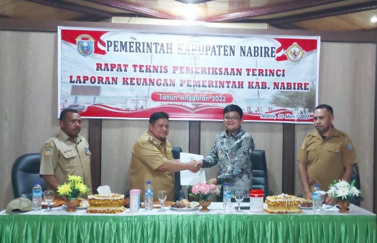 Ketua Tim Auditor BPK RI, Perwakilan Provinsi Papua, Bayu Akzan Z menyerahkan surat tugas pemeriksaan terperinci kepada Wakil Bupati Nabire, Ismail Djamaluddin. Foto: Andre