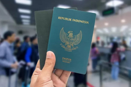 Syarat baru untuk jemaah haji dan umrah tak perlu lagi menggunakan rekomendasi Kementerian Agama (Kemenag) sudah tidak menjadi syarat pengurusan paspor untuk umrah. IMIGRASI